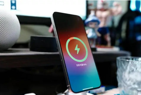 相山苹果15换屏服务分享用什么充电器给iPhone15充电更好 